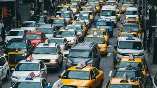 Такси, поездка / Изображение сгенерировано GigaChat от Сбера / amic.ru