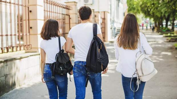 Подростки идут по улице Подростки идут по улице