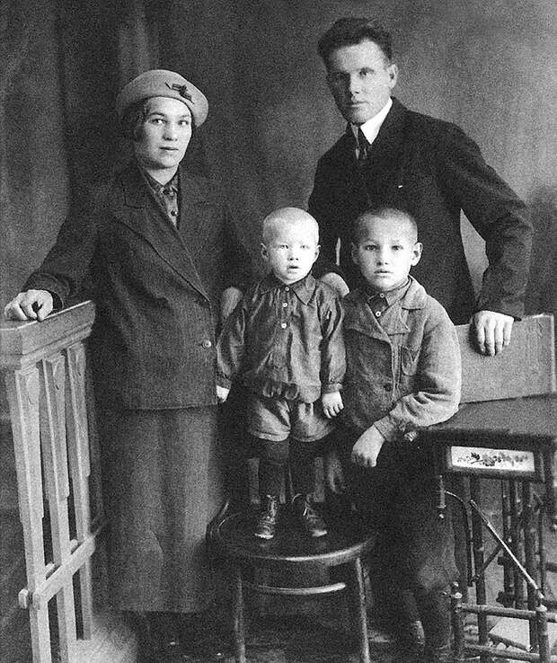 1197 Борис Ельцин с родителями Клавдией и Николаем и братом Михаилом, Березники, 1939.jpg