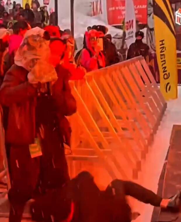 Певец Митя Фомин упал со сцены во время концерта