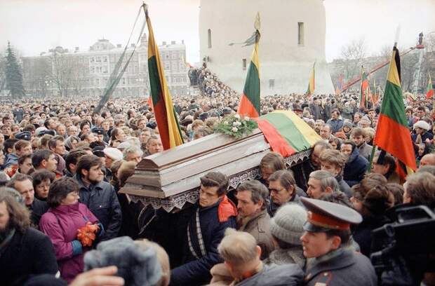 1991 16 января Похороны 10 жертв штурма литовского телецентра.jpg 1991 16 января Похороны 10 жертв штурма литовского телецентра.jpg