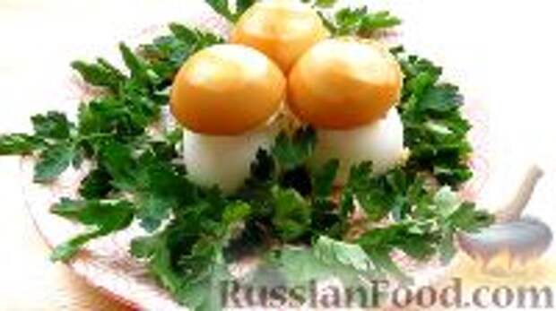 Фото к рецепту: Закуска из яиц "Грибочки боровики"