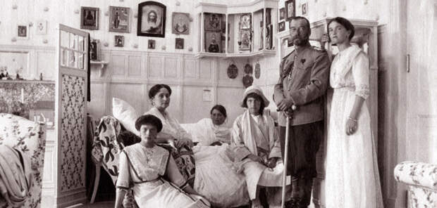 Семья у постели цесаревича Алексея