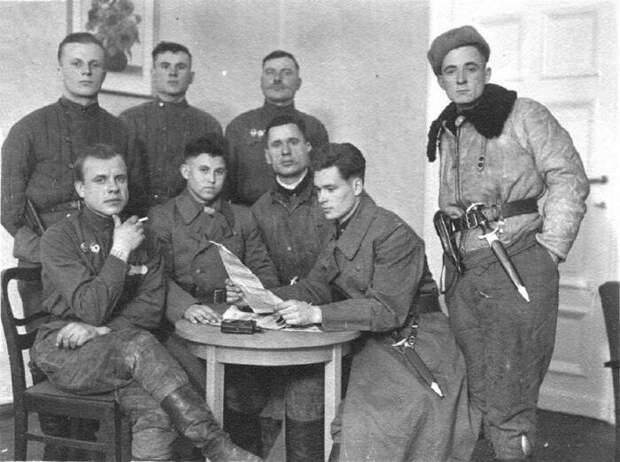 Советские солдаты часто забирали кинжалы себе в качестве трофеев. Вопреки популярному мифу, никто не заставлял их счищать с них никакие гравировки в годы войны. /Фото: rusknife.com.