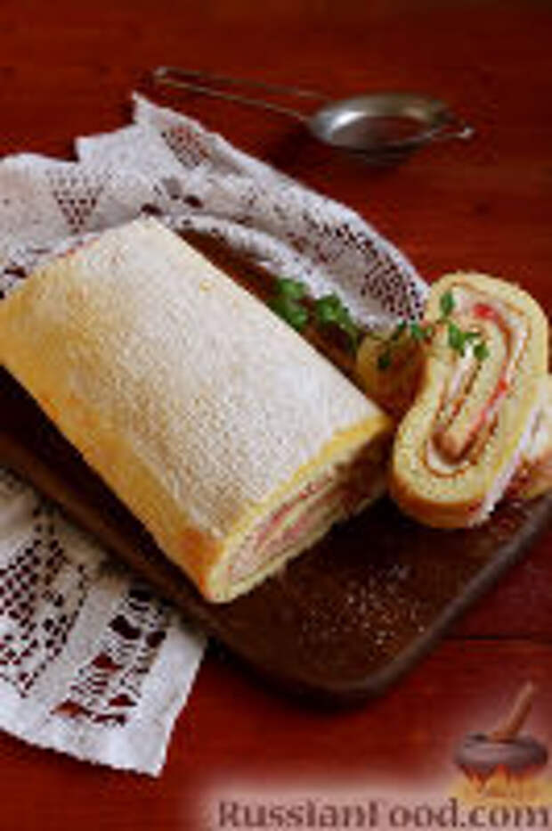 Фото к рецепту: Бисквитный рулет со сливочным кремом и клубничным джемом Фото к рецепту: Бисквитный рулет со сливочным кремом и клубничным джемом