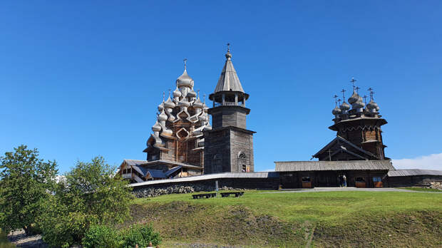 Кижи: Преображенская церковь (слева), Колокольня (в центре), Покровская церковь (справа)
