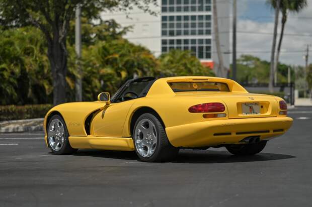 Яркий Dodge Viper RT/10 2002 года выпуска с минимальным пробегом
