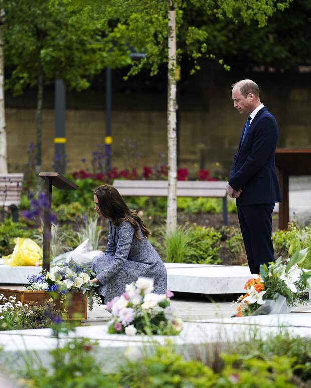 Принц Уильям и Кейт Миддлтон в платье-пальто открыли мемориал в Манчестере
