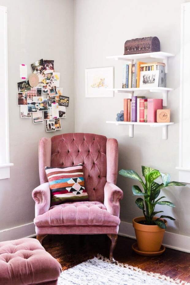 Выбирайте яркое кресло, которое станет акцентом в комнате. / Фото: pinterest.ru