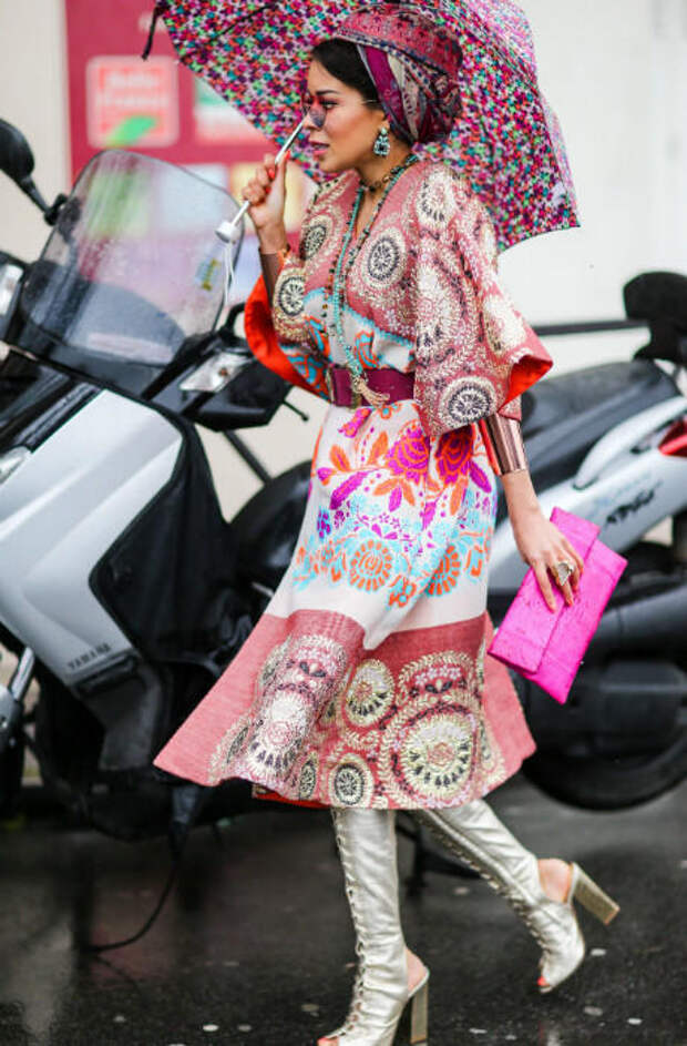 КАК ВЫГЛЯДЕТЬ СТИЛЬНО В ДОЖДЬ - УЧИМСЯ У ГЕРОЕВ STREET STYLE-ХРОНИКИ - ФОТО