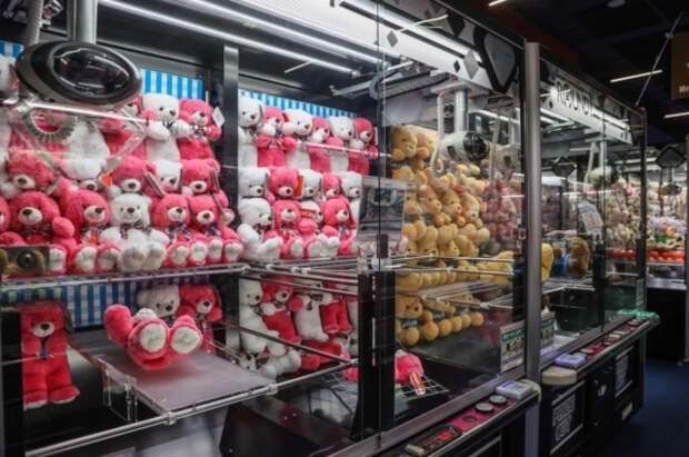 В США мальчик застрял внутри автомата с игрушками и стал с ними играть