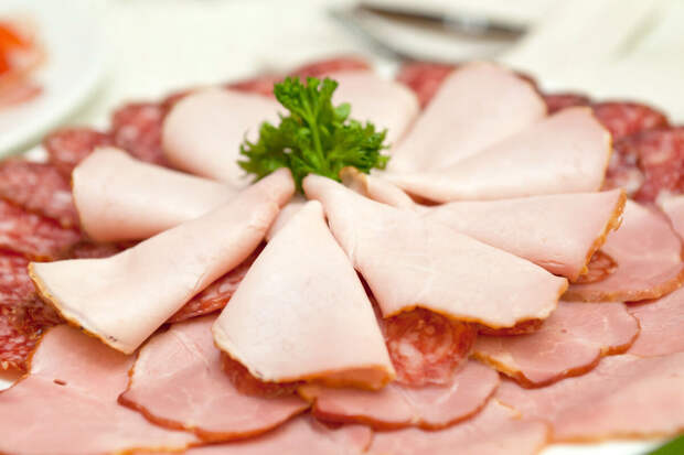 Диетолог Кабанов: колбасы, чебуреки и полуфабрикаты повышают "плохой" холестерин