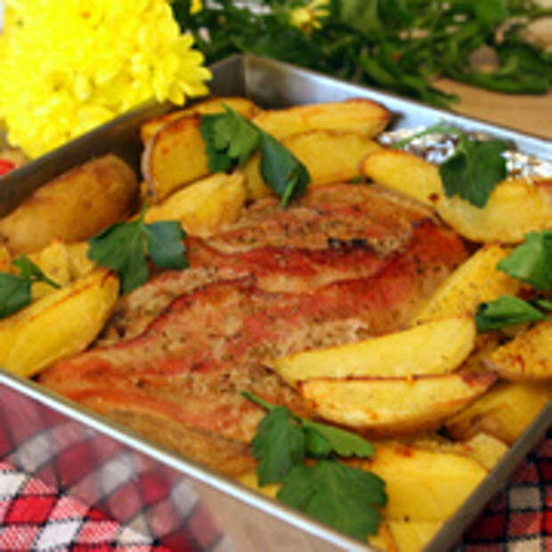 Мясной рулет с яйцом и зеленью и ароматным картофелем