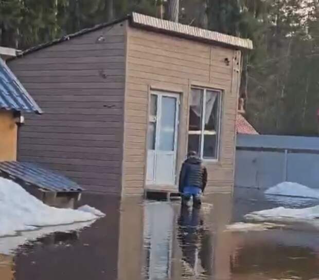 В трёх муниципалитетах ХМАО из-за паводка затопило земельные участки и дома