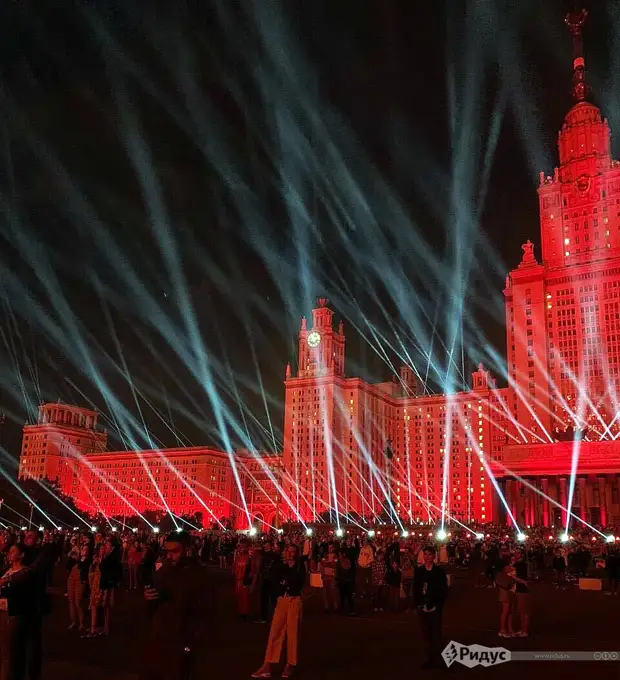 Мгу шоу. Световое шоу в Москве МГУ. Лучи Победы МГУ. Лучи Победы 2021 МГУ. Лучи Победы Москва.