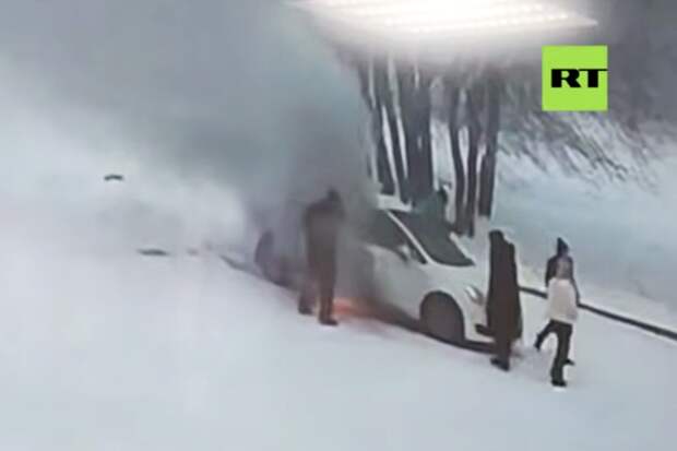 RT: в Иркутске мужчины спасли мальчика из горящего автомобиля