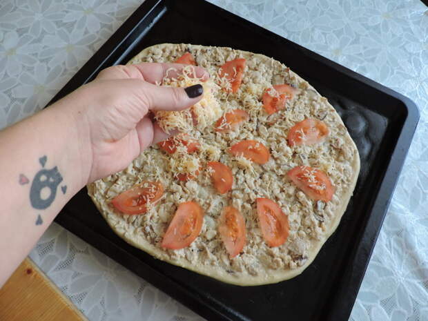 Посыпать тёртым сыром еда, пицца домашняя, своими руками, сделай сам