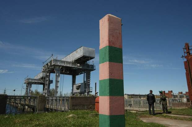 Эстония тормозит туризм: на границе с РФ километровые очереди и торговля местами