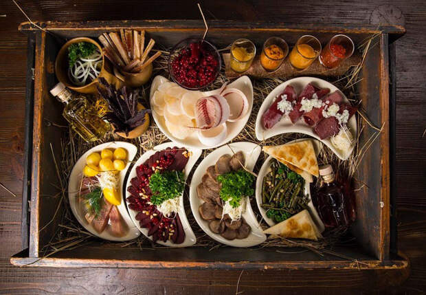4. Блюдо со строганиной, икрой, грибами и папоротником. 