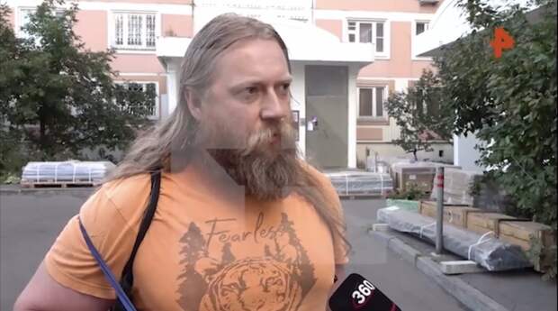 Евгений даёт интервью телеканалу РЕН ТВ