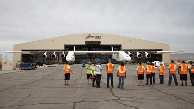 Группа техников уже ожидает самолет-рекордсмен.