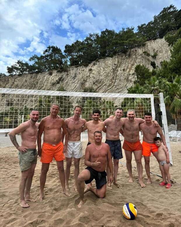 Фридзон выложил фото с Овечкиным и Шуниным на пляже: «Волейбольная банда!»