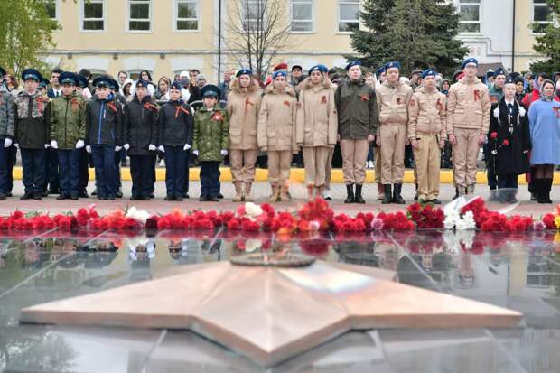 Активисты «Единой России» убрали дворы ветеранов и вручили им цветы в День Победы