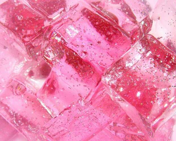 Лёд из розовых лепестков для напитков. \ Фото: aminoapps.com.