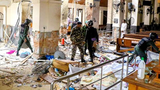 Силы безопасности осматривают храм Святого Антония после взрыва, Шри-Ланка