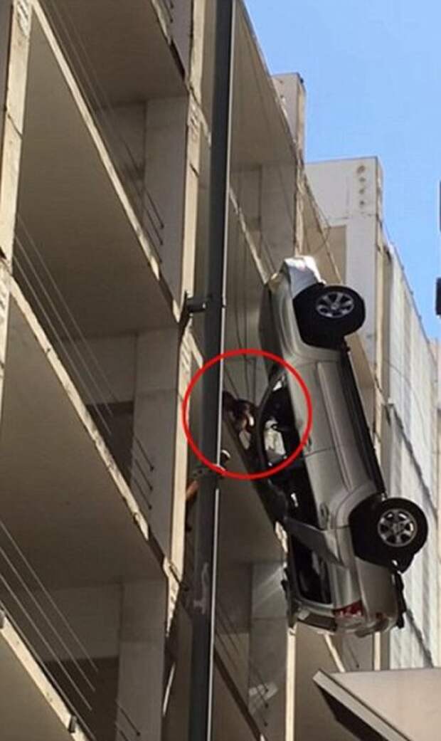 Свалившийся с 9 этажа парковки автомобиль зацепился за провода (6 фото + видео)