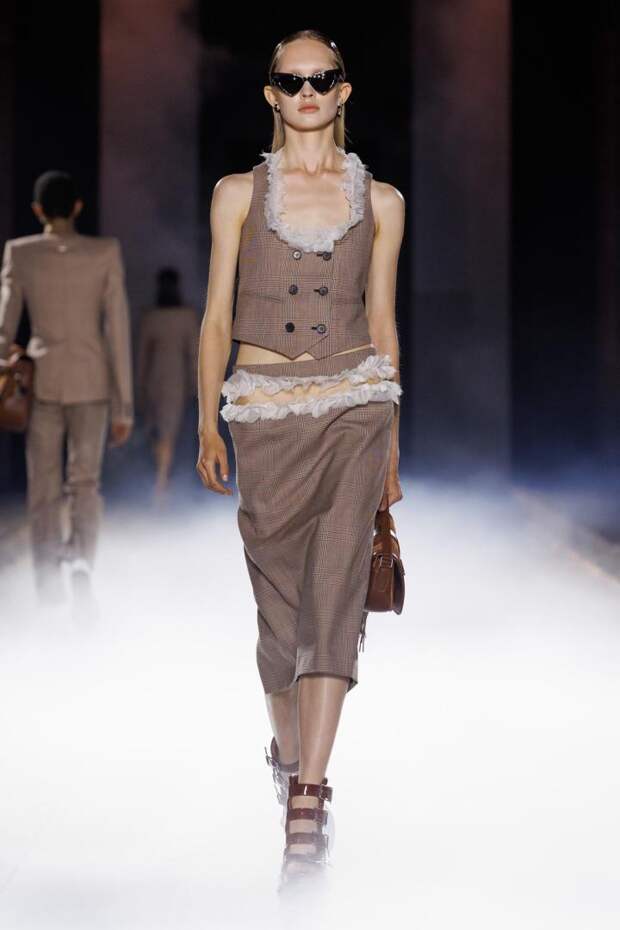 Виктория Вирс на показе Alexander McQueen весна-лето 2025