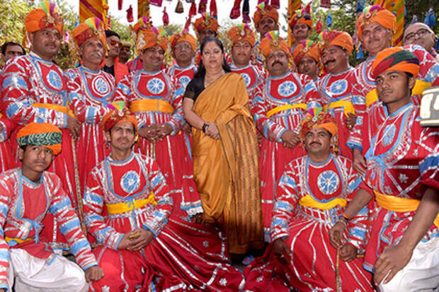 Главный министр Раджастхана — наследница древнего рода Васундхара Радже с артистами в национальных костюмах