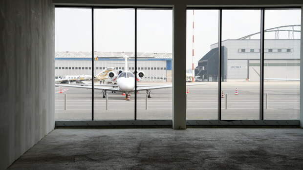 Первые ограничения на заправку появились в четырех аэропортах Италии