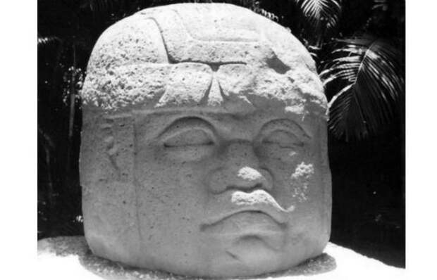 Ольмекская каменная голова № 10 из Ла-Венты. Установлена в Вильяэрмосе.