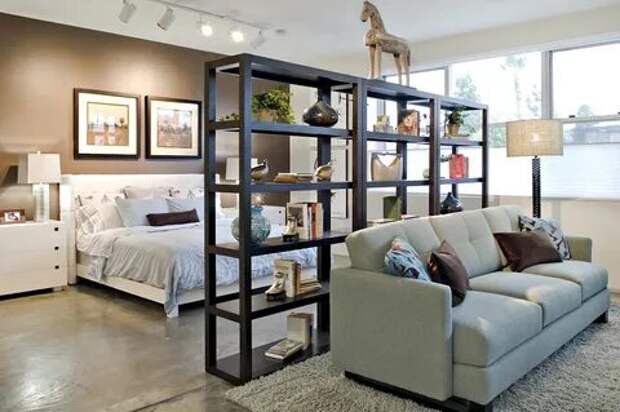 Зонирование жилого помещения перегородками и стеллажами, как это делается и зачем?