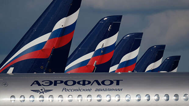 Sukhoi Superjet 100 на стоянке самолетов в аэропорту Шереметьево в Москве