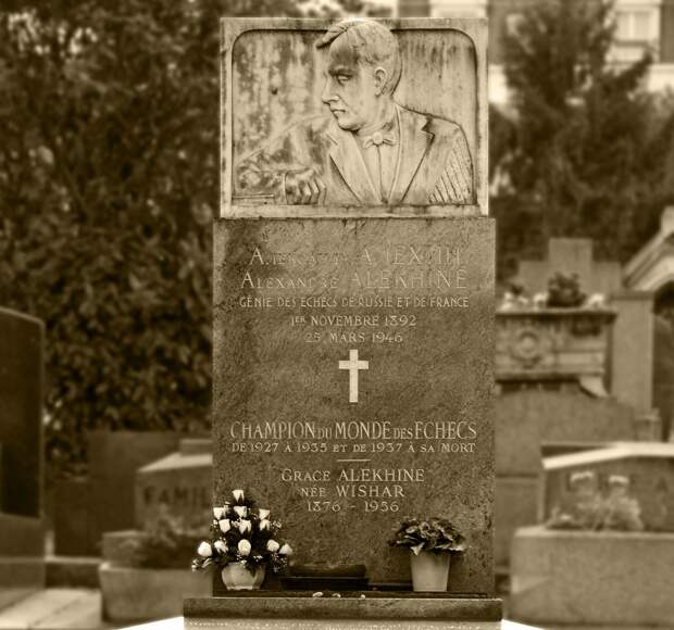 Надгробный памятник на могиле Алехина на парижском кладбище Монпарнас. Работа его друга шахматиста Абрама Бараца. На надгробии указана ошибочная дата рождения 1 ноября. Фото: © wikipedia.org
