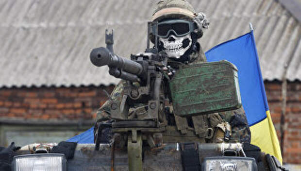 Солдат ВСУ на бронемашине в окрестностях Дебальцево. Архивное фото