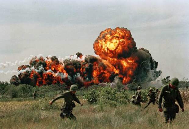 Огненные шары от взрывов напалма поблизости от расположения солдат американских войск.