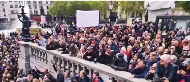 Скриншот с видео песни  "Нас 99%", размещенной на Ютуб, исполненной англичанами