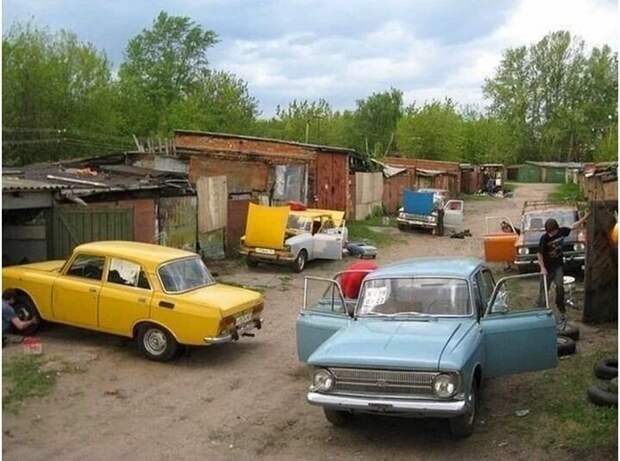 Мужской клуб — место, где можно побыть без женщин. Чаще всего там занимались чисто мужскими делами. Гараж. Там и советом обменяться можно было и выпить с соседями.