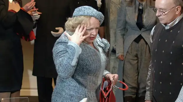 Актриса Бронзова поделилась воспоминаниями о своей коллеге Вознесенской