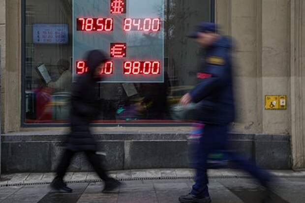 Доллар вырос до 82 рублей — максимум с октября