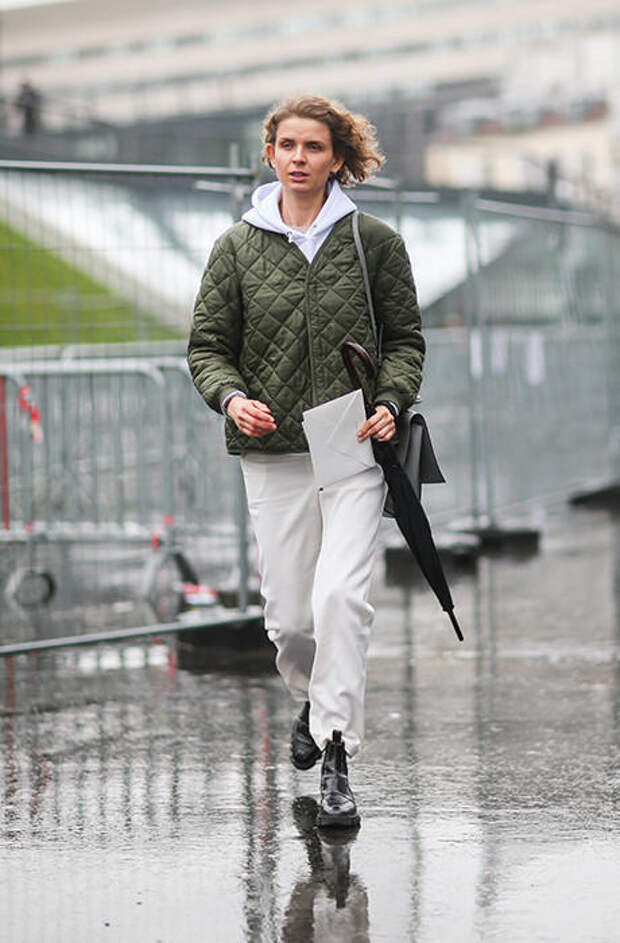 КАК ВЫГЛЯДЕТЬ СТИЛЬНО В ДОЖДЬ - УЧИМСЯ У ГЕРОЕВ STREET STYLE-ХРОНИКИ - ФОТО