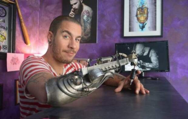 Художник делает татуировки протезом