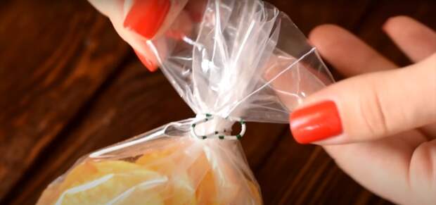 С помощью скрепки можно предотвратить преждевременную порчу продуктов. /Фото: youtube.com