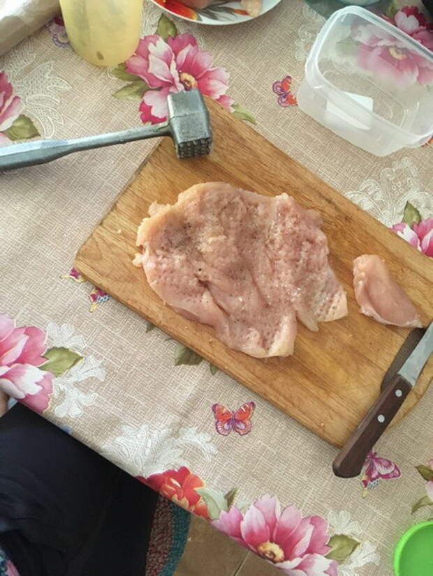 Отбиваем куриную грудку