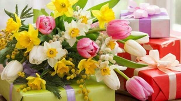Цветы, подарки, 8 Марта / Изображение сгенерировано GigaChat от Сбера / amic.ru