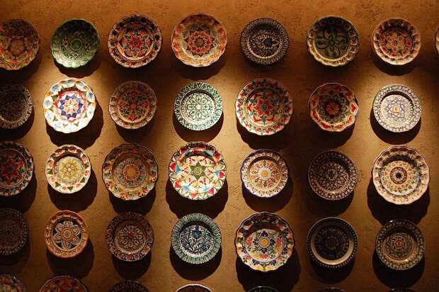 Картинки по запросу Как красиво украсить стены тарелками: 15 невероятных идей