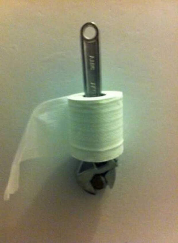 3. Когда нет держателя для туалетной бумаги инженер, сделай сам, юмор